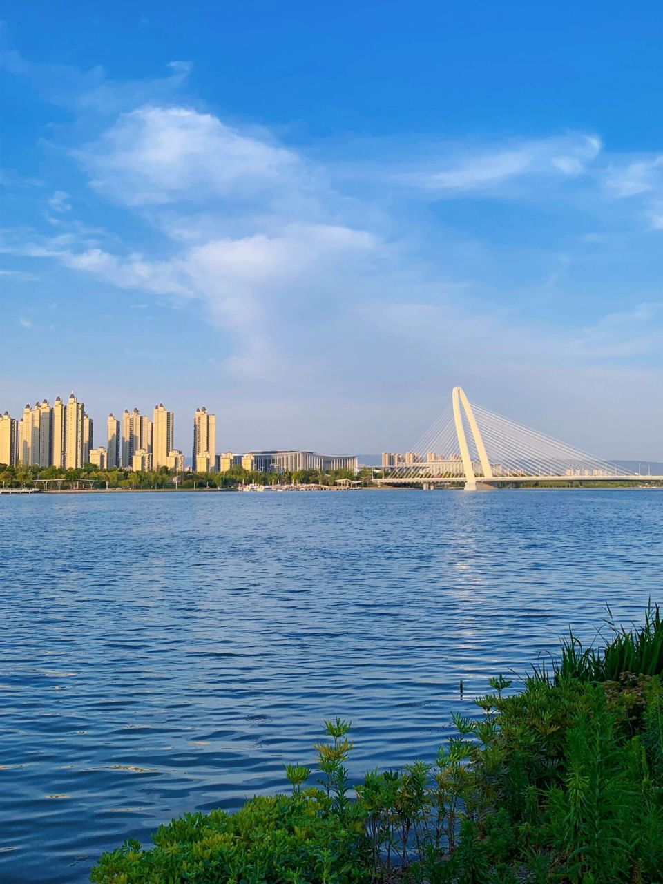 西安看海打卡地98浐灞后海观景台拍照超美哒 村上春树说:"看海看久