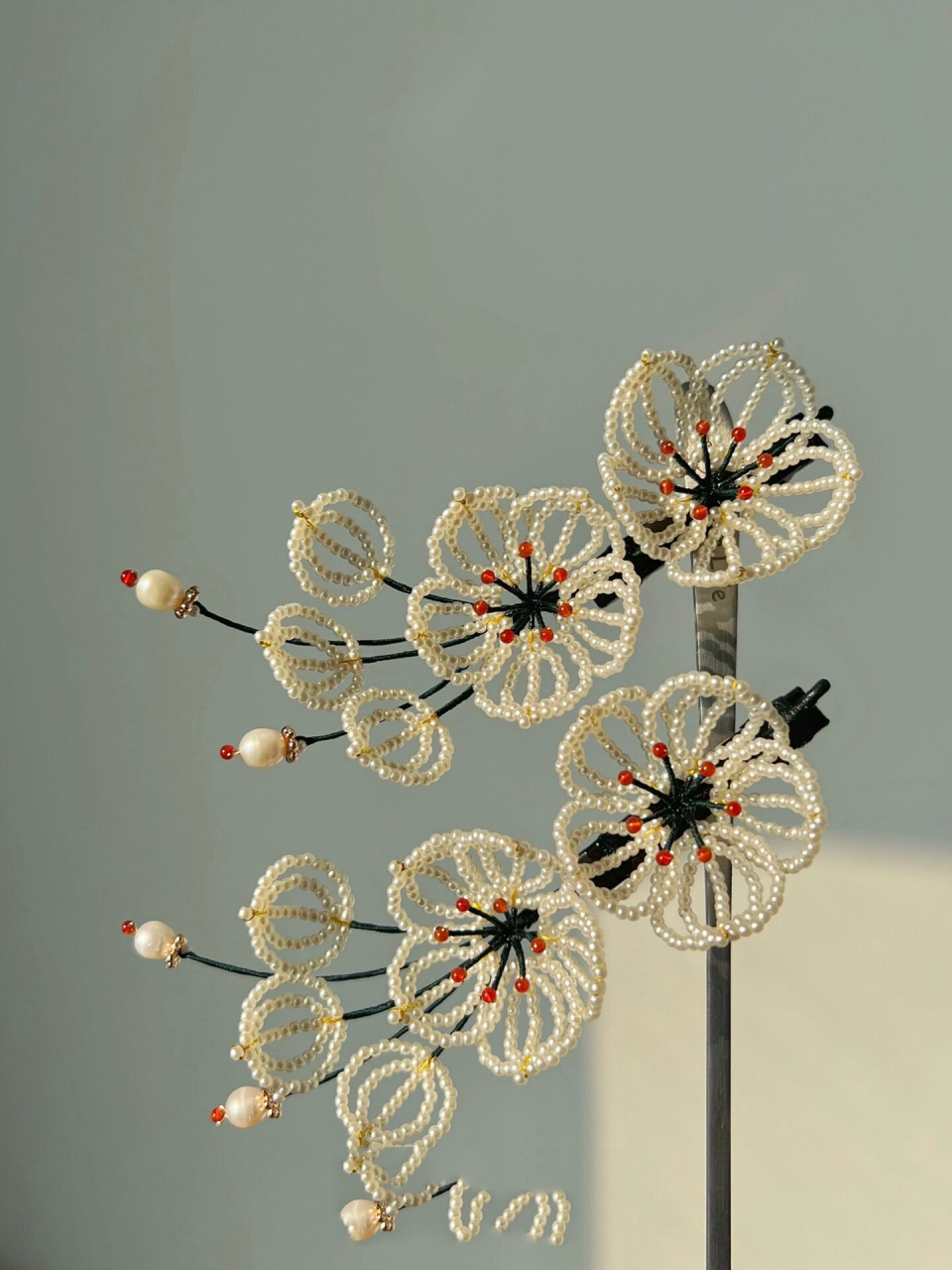 辑珠教程-梨花 花一大一小,小花瓣铜丝25㎝,大花瓣稍微长点 成品可