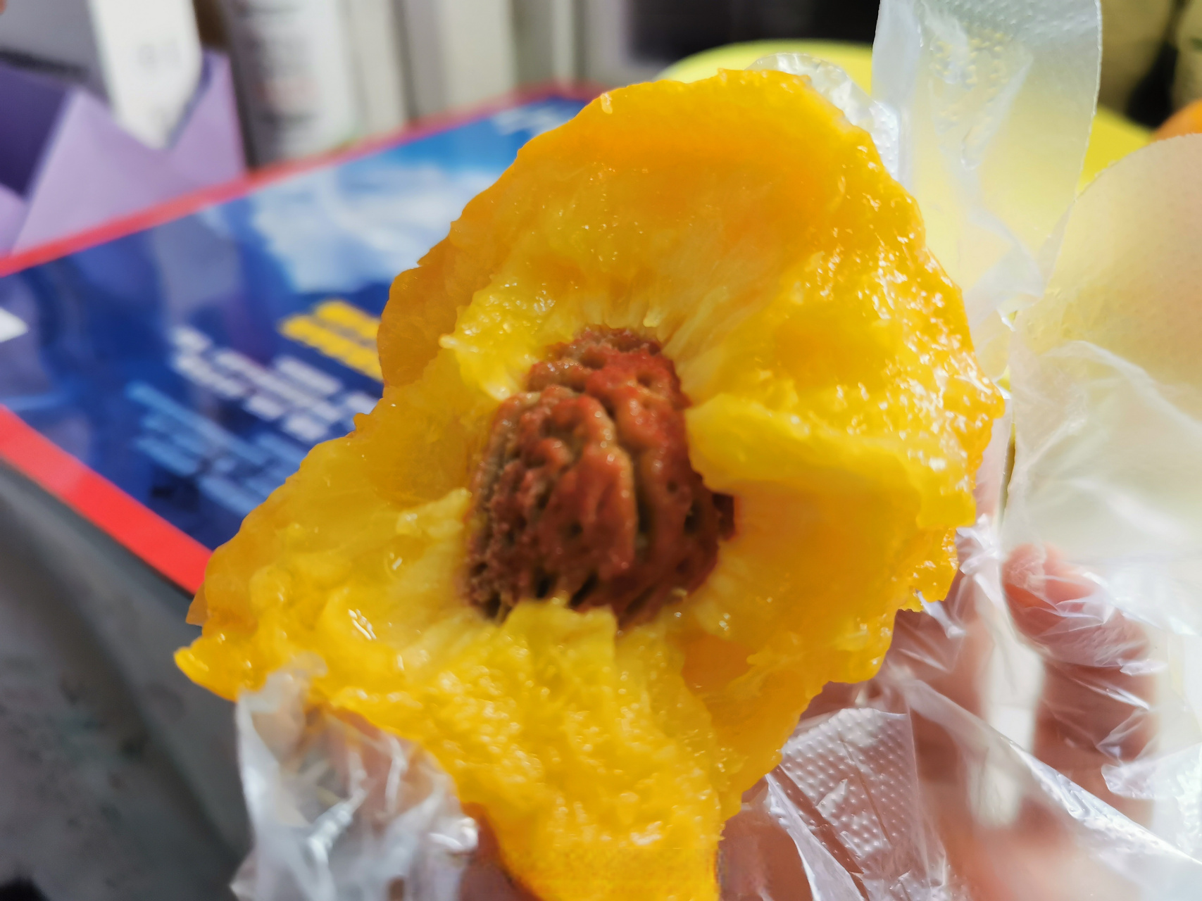 小时候对桃子的印象就是软,就不太容易离核,要吃离核的就得吃硬的.