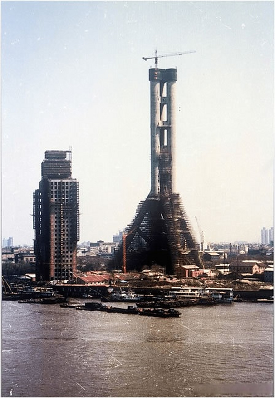老照片:1993年4月,上海,建设中的东方明珠电视塔.