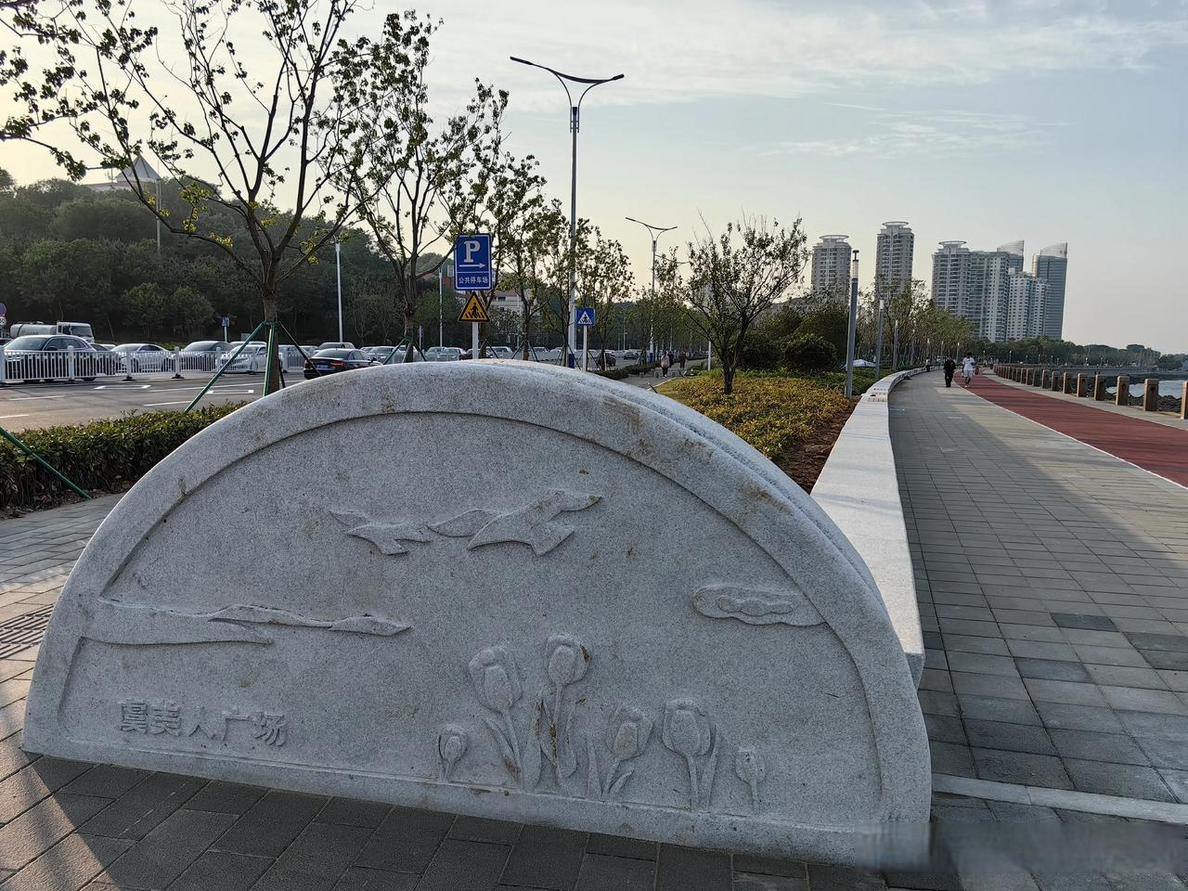 虞美人广场已经初见规模,前几天还堆着很多建筑垃圾,今天走过,已经