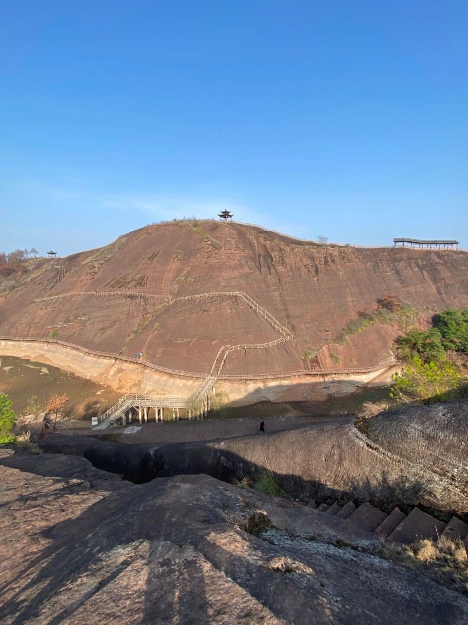 弋阳卧佛 江西省弋阳县弋阳卧佛:该卧佛全长416米,佛身高差68米,系