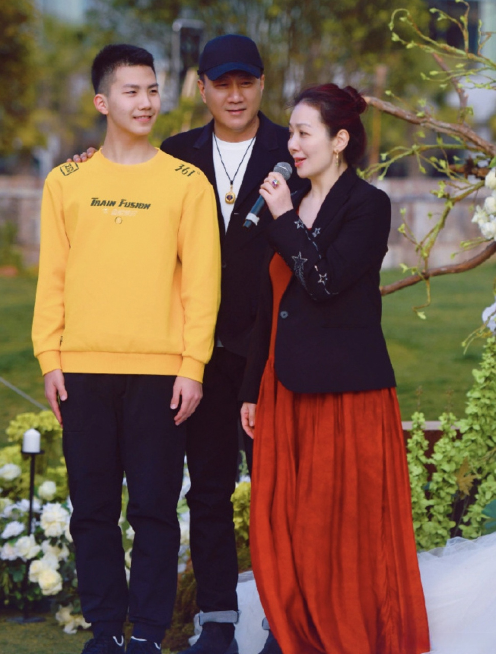 近日,@胡军 带着老婆与儿子参加朋友的婚礼