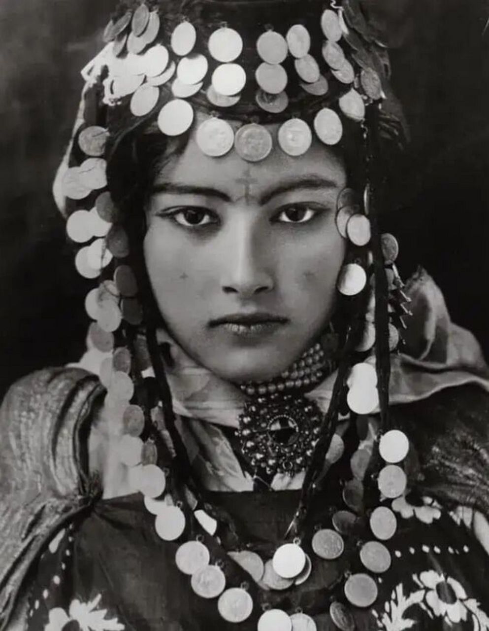 漫画第五话内容,见图一,王宫里来了一位穿着华丽的"利比亚"公主 由于