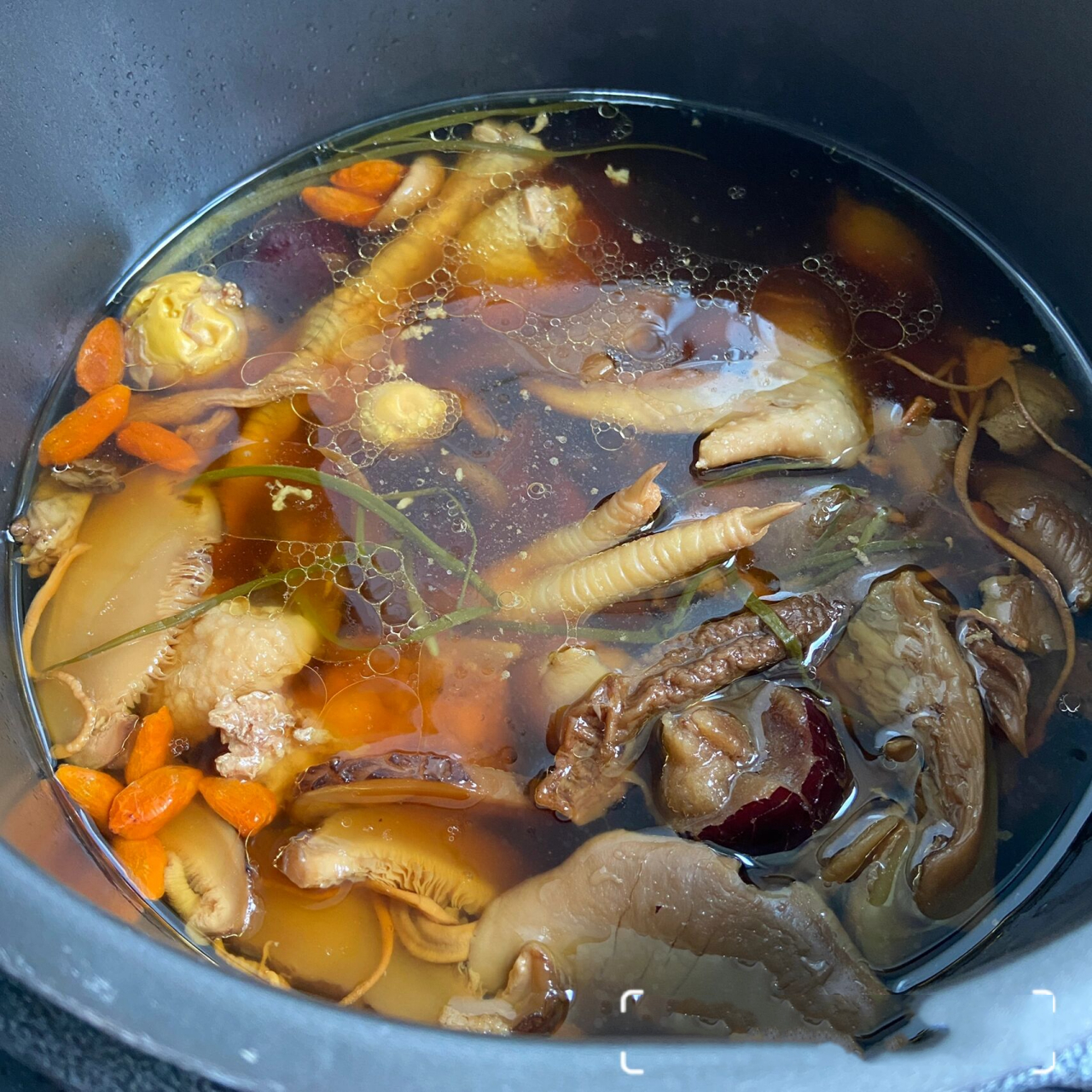 补到炸电压力锅版【老母鸡汤】鲜香可口 【材料准备】 老母鸡一只