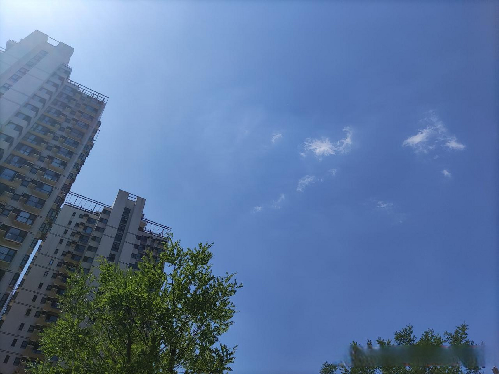 昨天刮风下雨气温骤降至16度,今天晴空万里艳阳高照气温爬升到27度.
