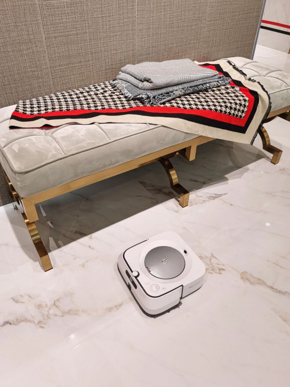 我之前就很想给你们推荐这个irobot m6擦地机器人02,我现在自己用了