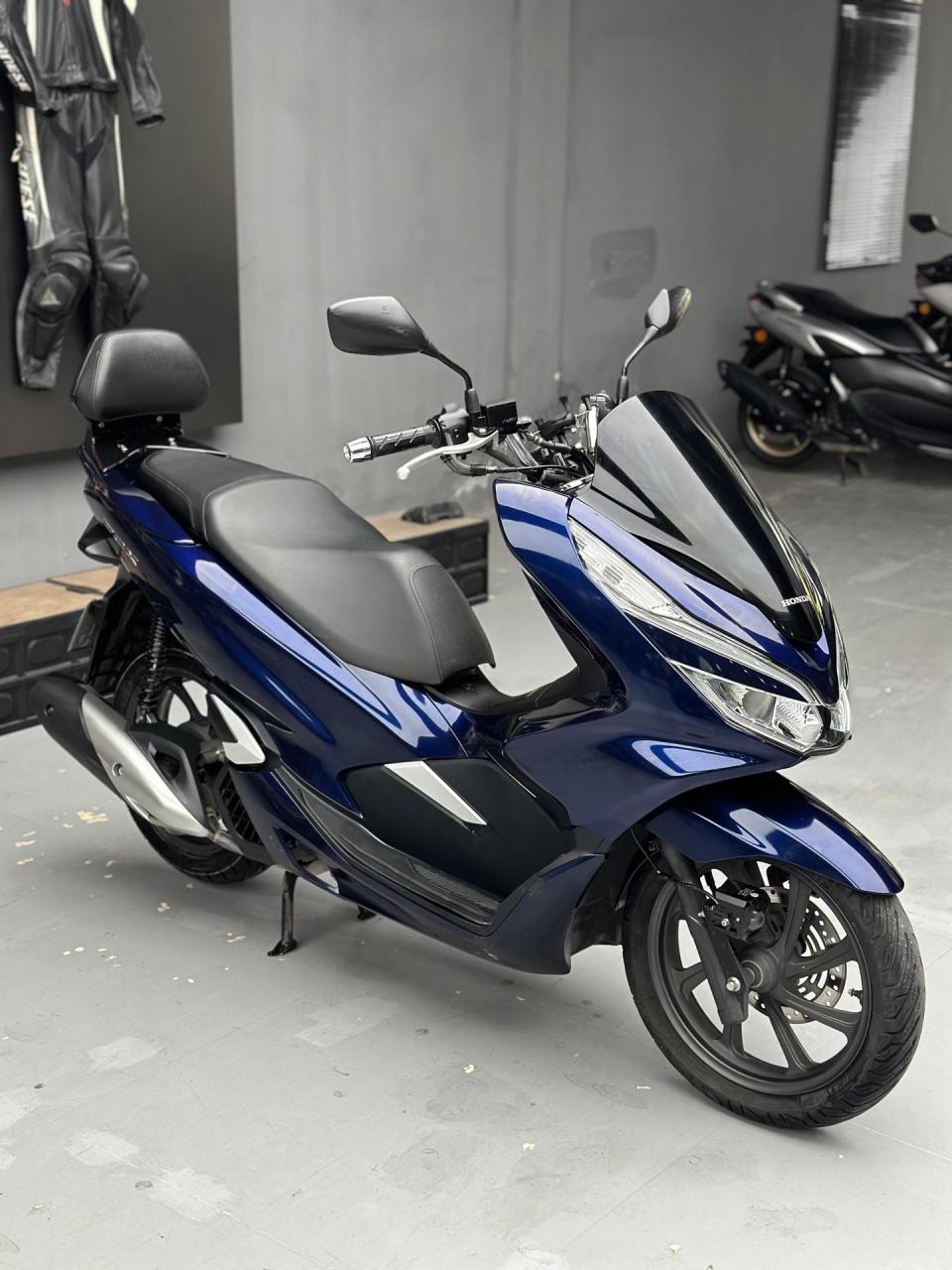 2020年本田pcx150,加装射灯 后靠背,手机支架