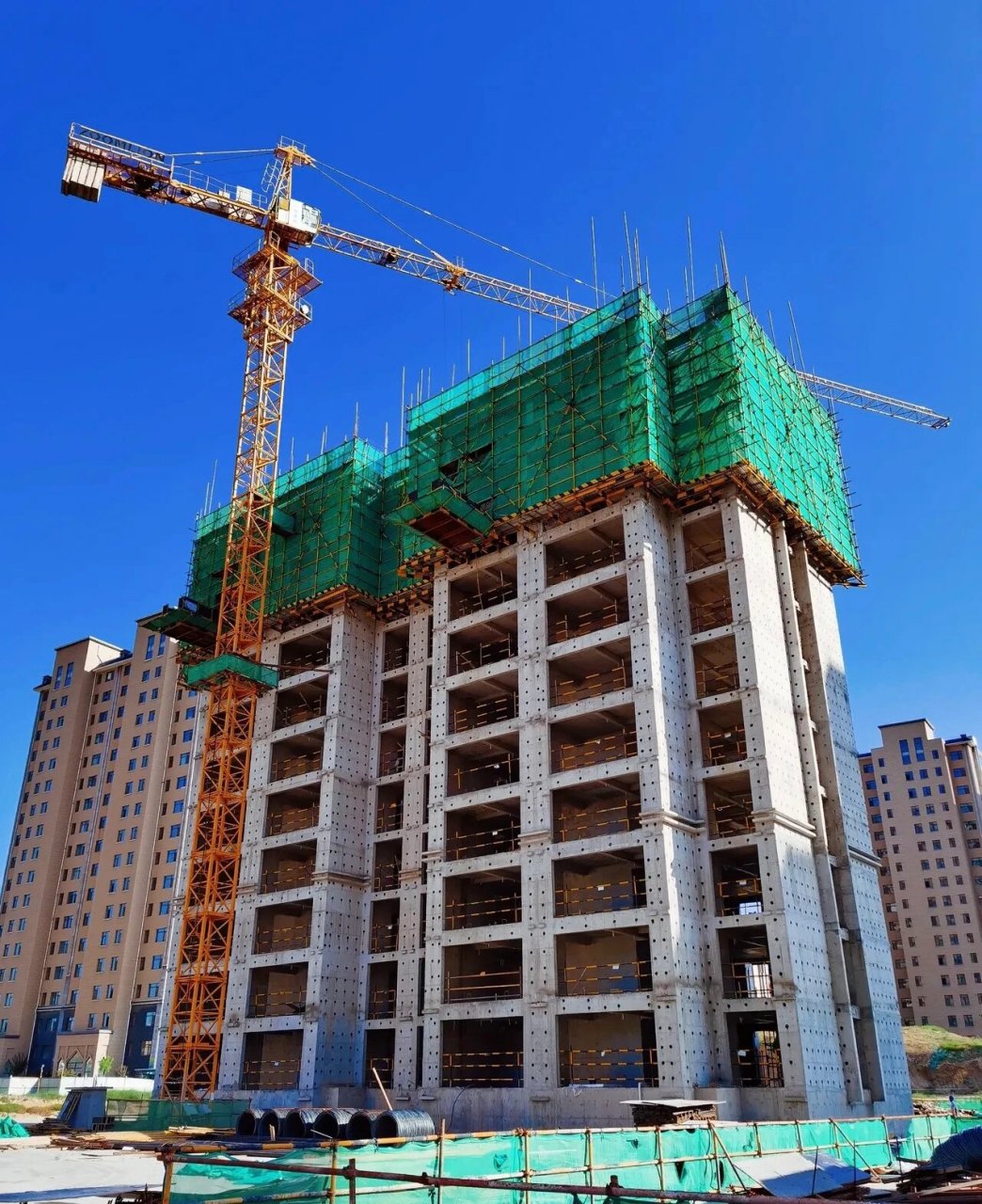 买一台全新国产品牌tc5610的塔吊,也就是小80,是40万左右,出厂带1个 