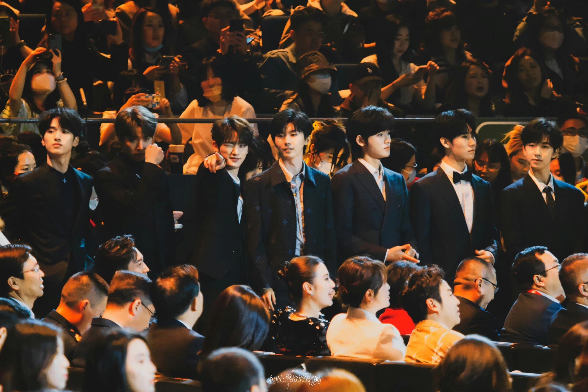 这张丁纯心独自可爱 太可爱了 看到什么了