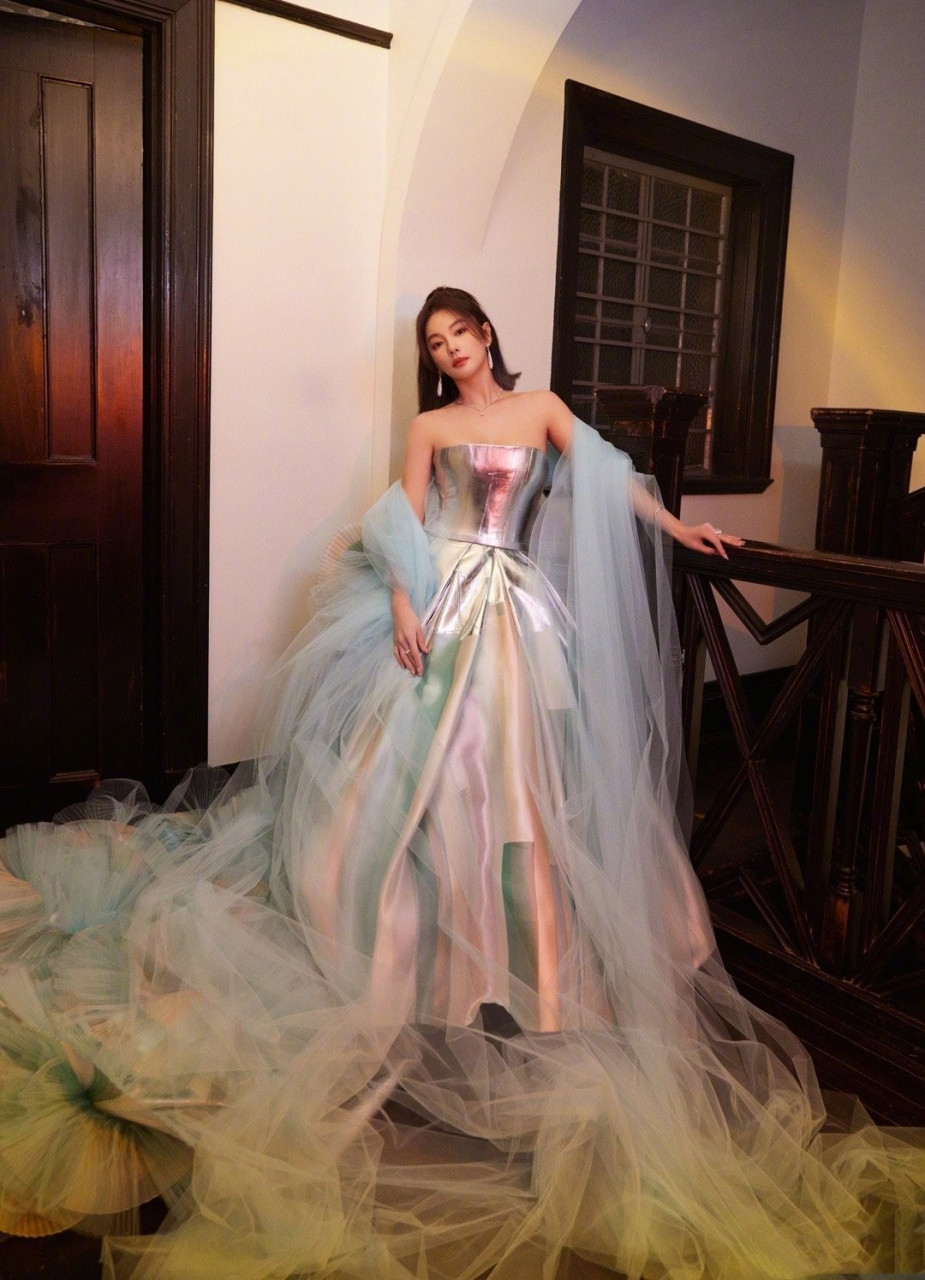 张雨绮湖蓝色礼服造型大片