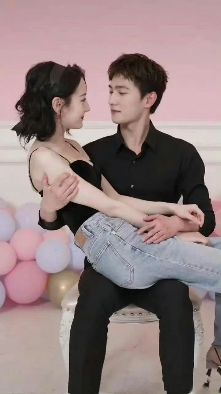 杨洋抱迪丽热巴坐大腿,这很难评[思考]
