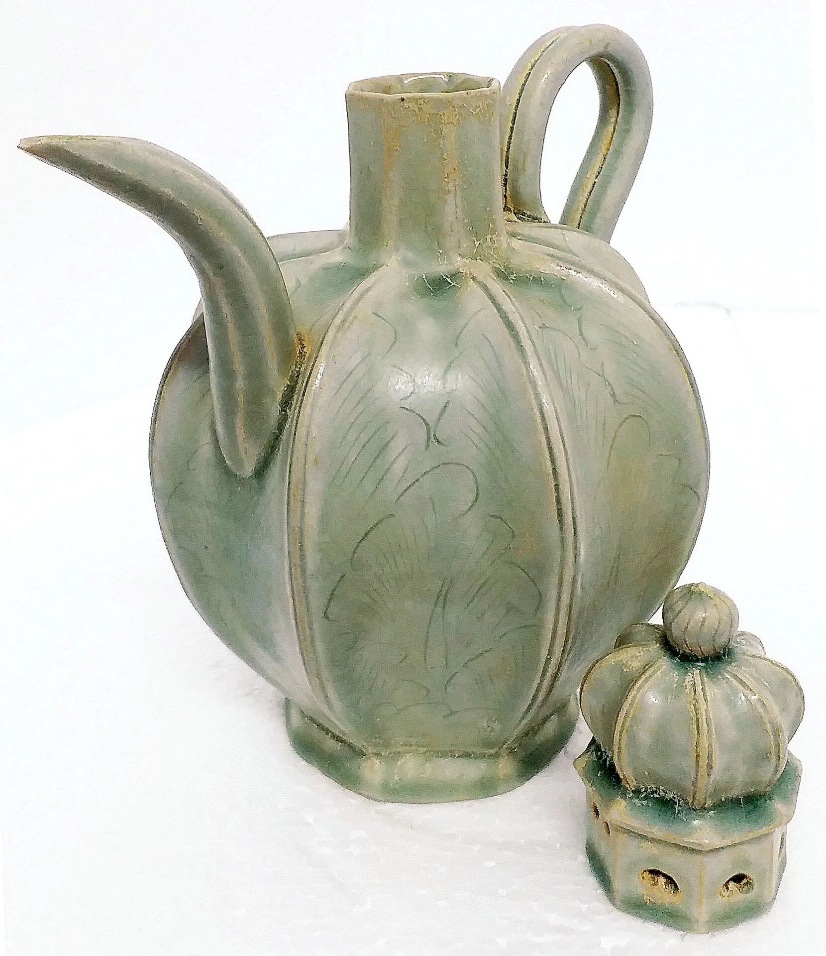 五代时期 越窑秘色青釉刻花连盖执壶 五代时期 越窑秘色青釉刻花连盖