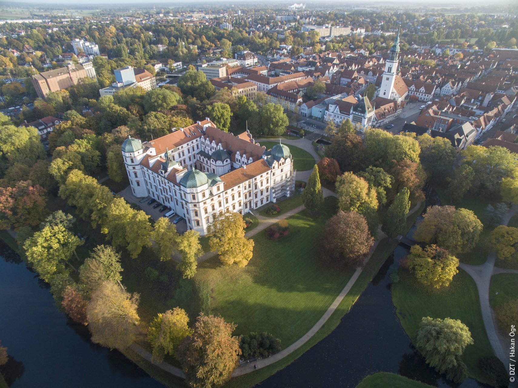 德国北部小城策勒(celle)是座美丽的桁架建筑小镇,那里汇聚了大量