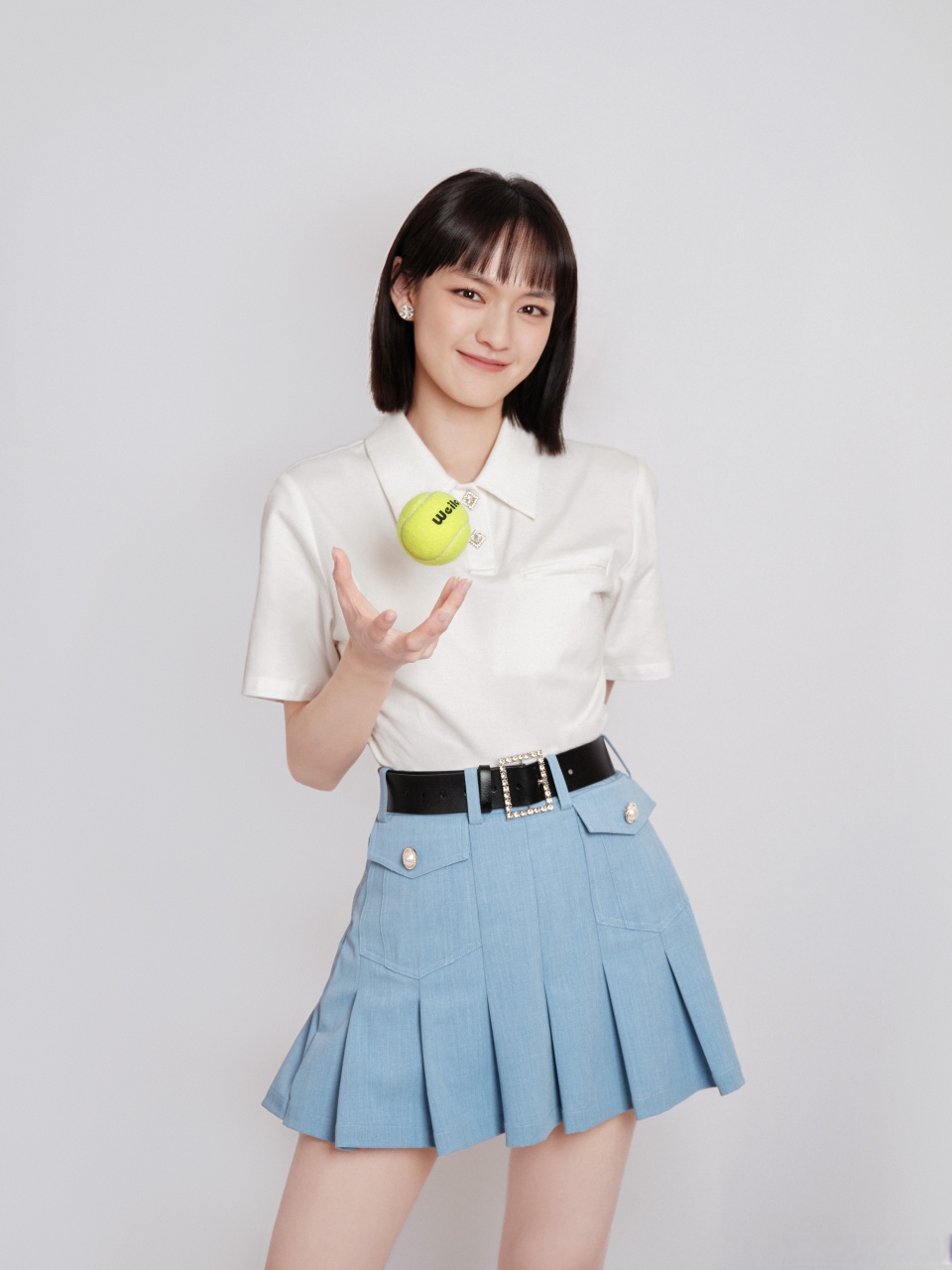 文淇央视五四晚会 来看演员文淇 今晚五四晚会造型～白色上衣搭配蓝色