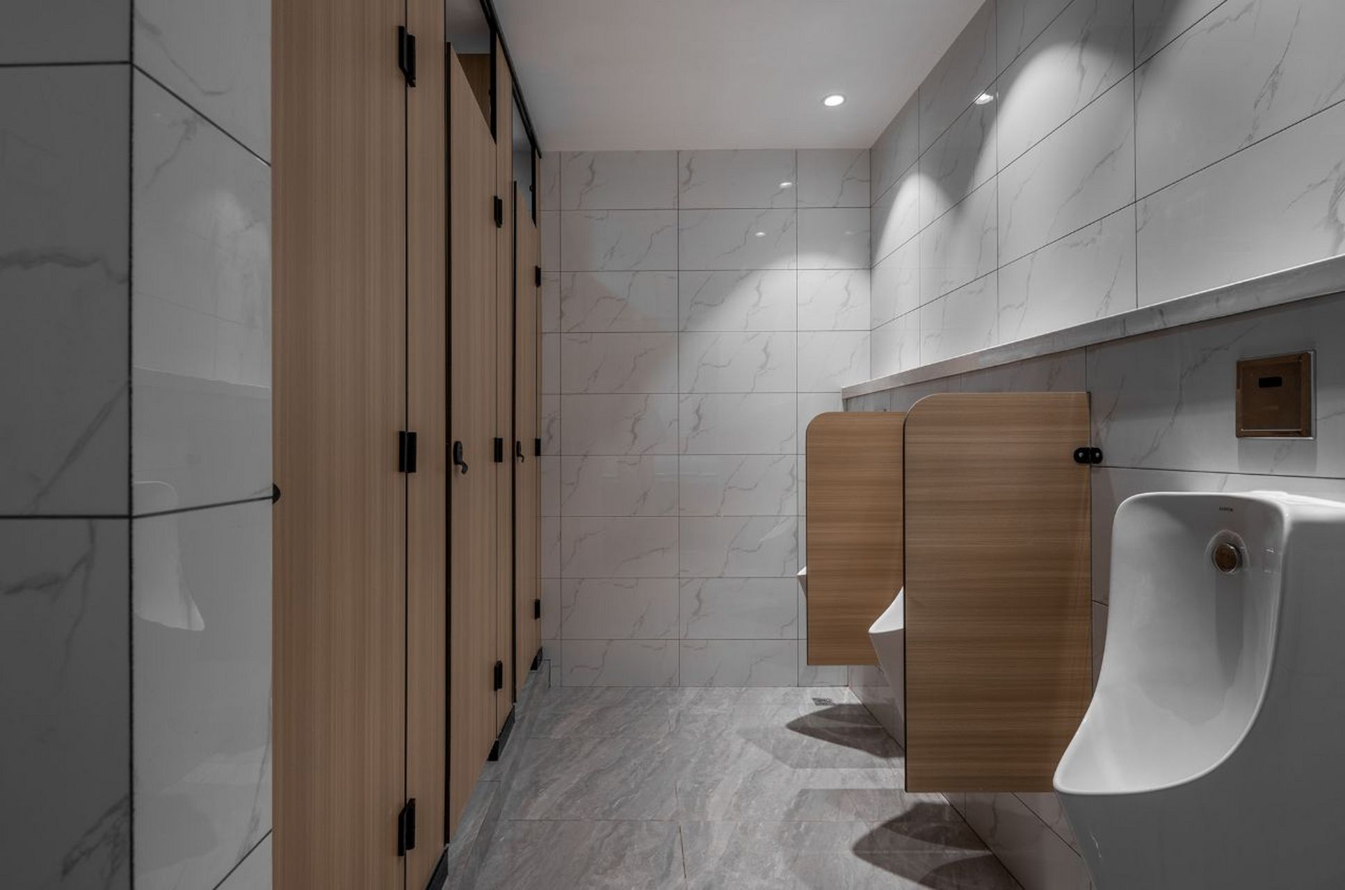 公共卫生间装修效果图 ① 公用卫生间男女厕位应适当增加女厕的蹲(坐)