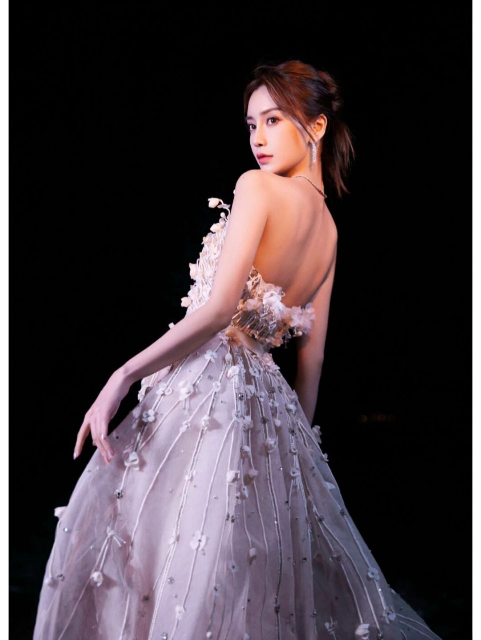 倪妮/angelababy身穿同品牌礼服亮相金鸡奖,倪妮选择一身绿色薄纱透视