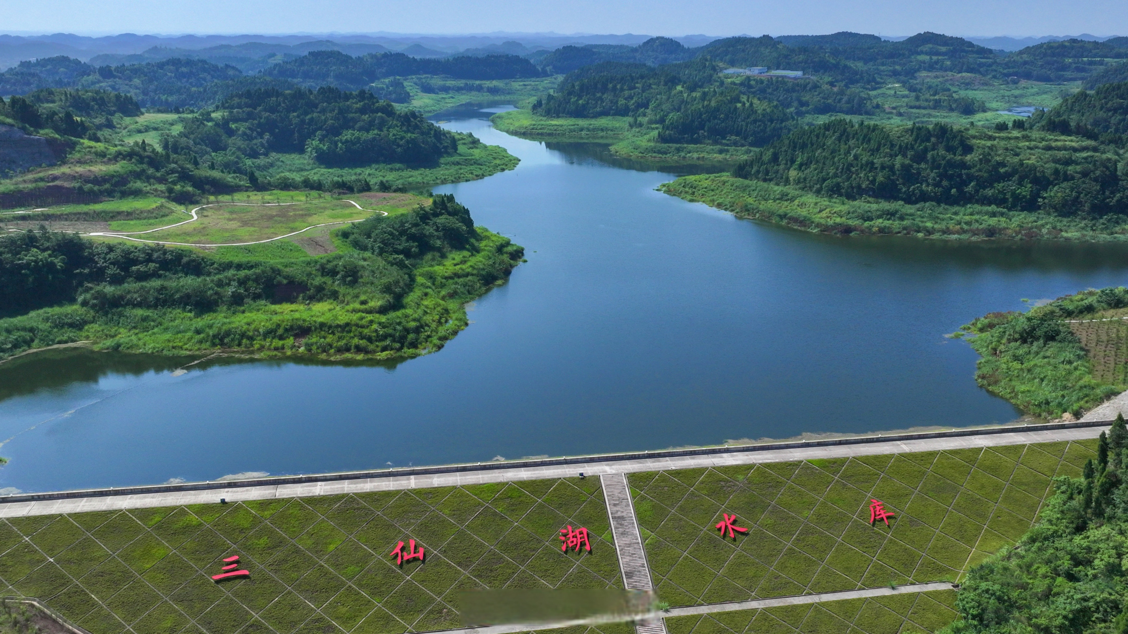 目前,三仙湖水库已正式蓄水并投入使用.