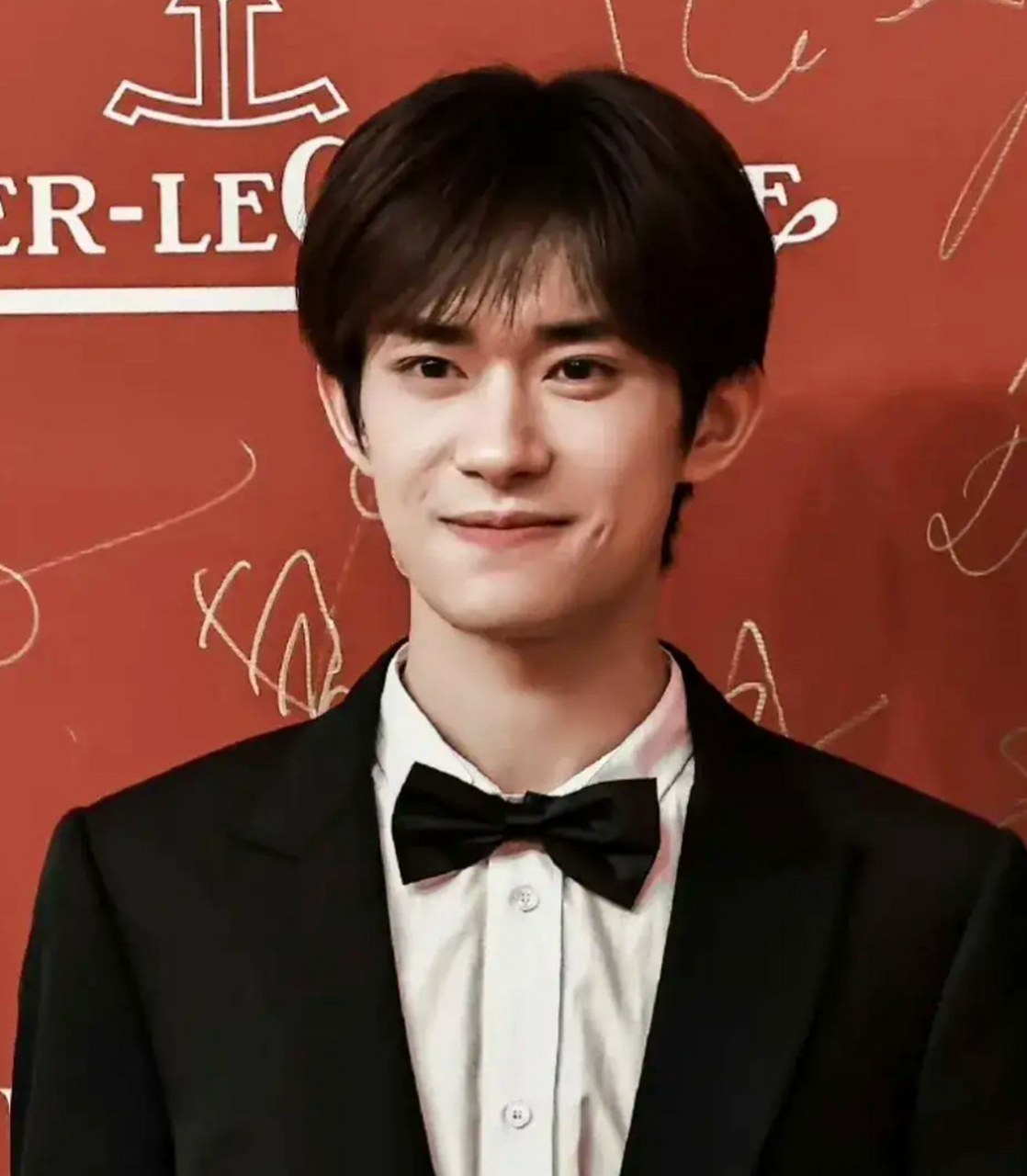 易烊千玺的脸越长越方?