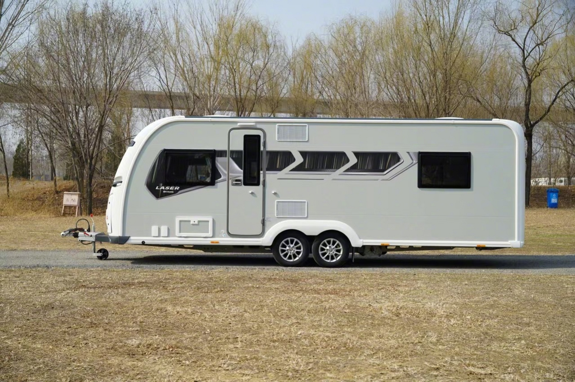 入了新的coachman的双轴拖挂房车.