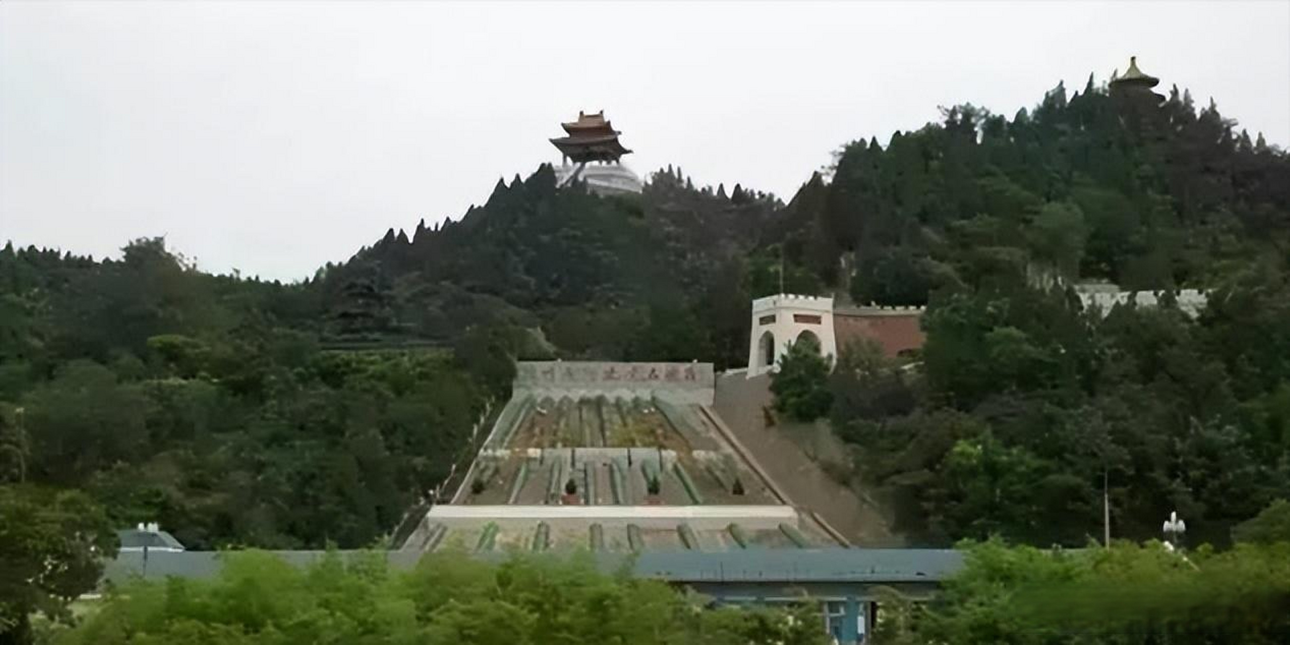郑州市邙山风景区就在惠济区,要自驾或者搭乘公交都是很方便的.