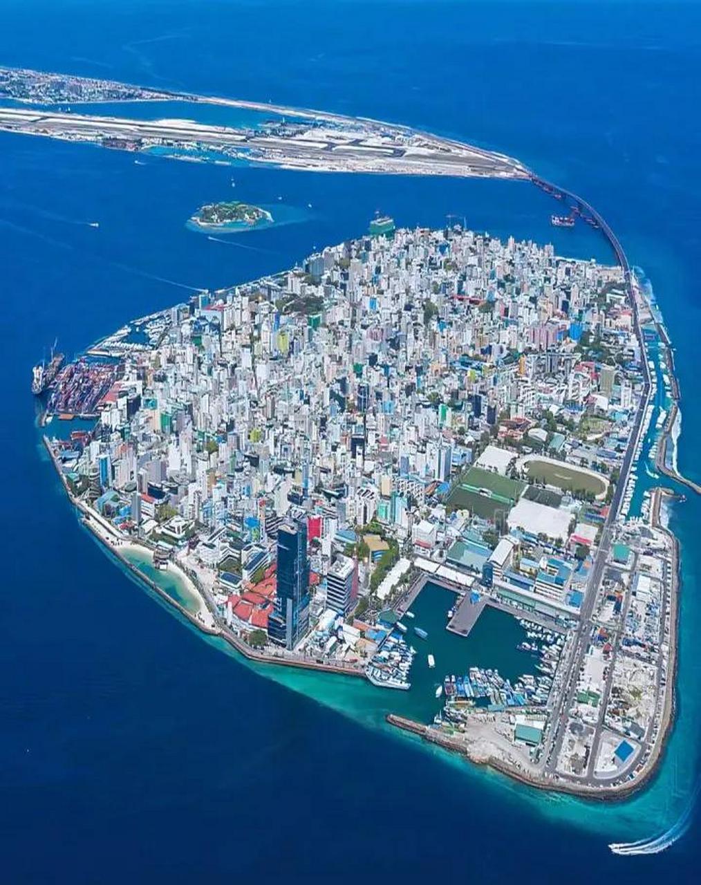 马累岛上密密麻麻都是楼房,总人口约25万人,已经没有多余的空地了