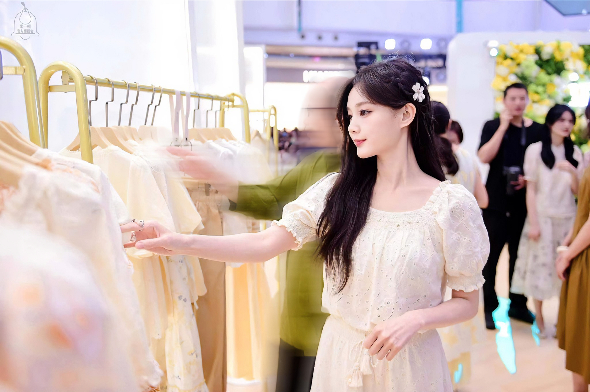 李一桐#98#李一桐茵曼品牌代言人# 穿过蔓蔓繁花, 拨开熙熙人海