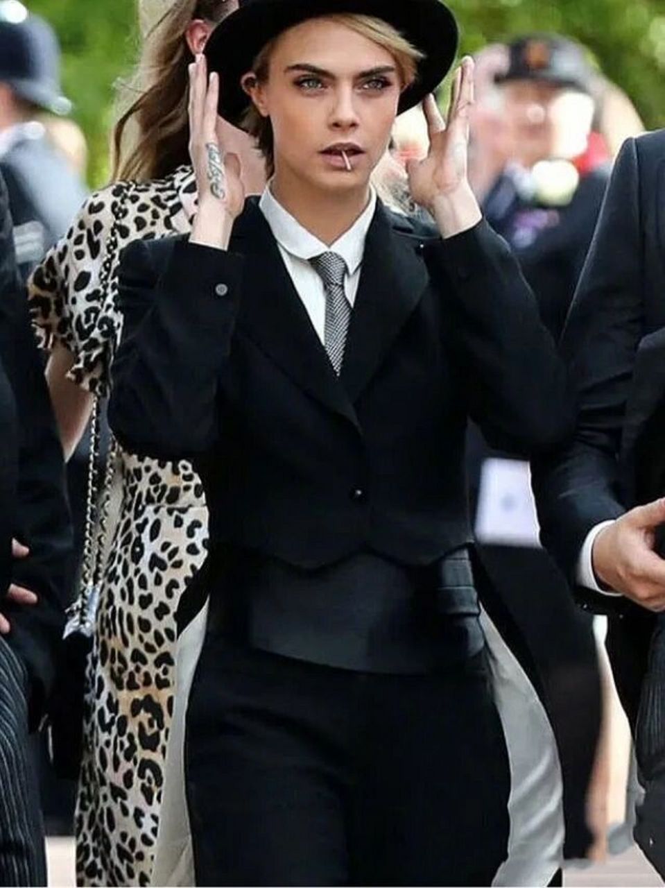 90后超模卡拉迪瓦伊(cara delevingne)绝对是最特殊的存在了,不仅