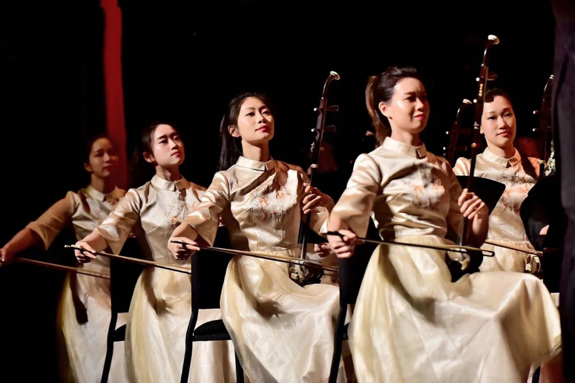 分享:一个民乐团的标准配置 拉弦乐器:高胡(约3-7人),二胡(约10-20人)