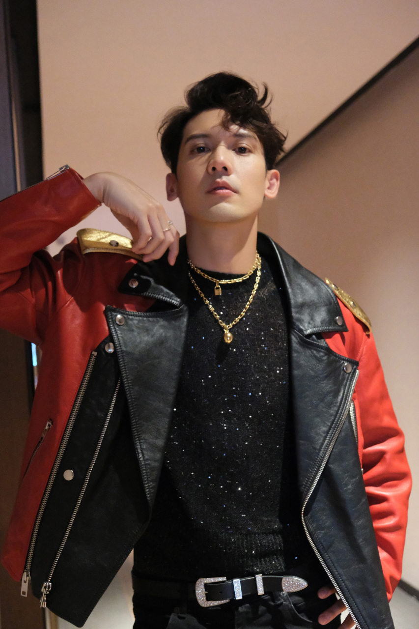 关智斌黑纱亮片夹克造型 @关智斌 今日亮相#微博音乐盛典# 红毯铣场