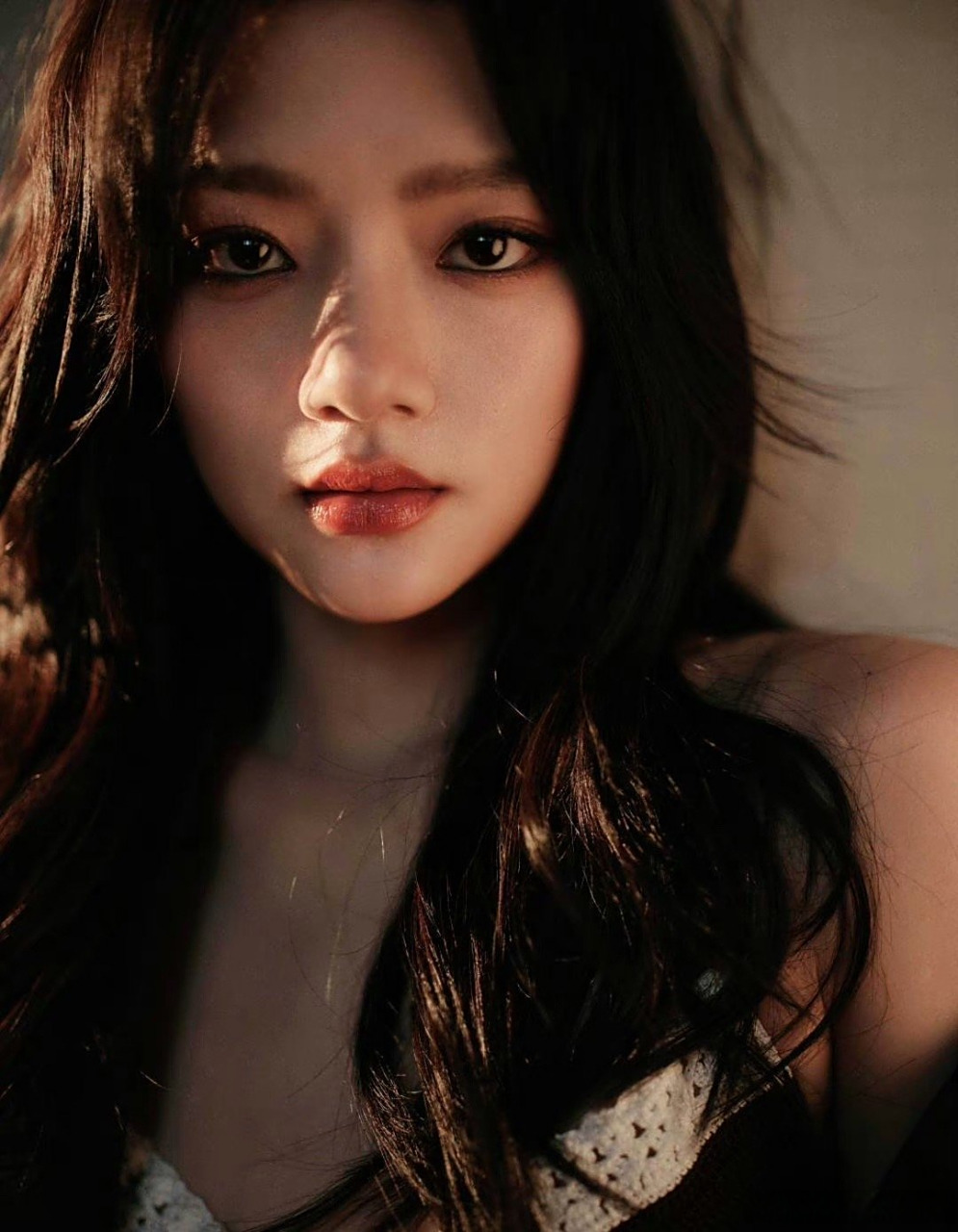 任敏活动新造型,烟熏妆黑长发,时尚度果然看脸,水平直接升了几个等级