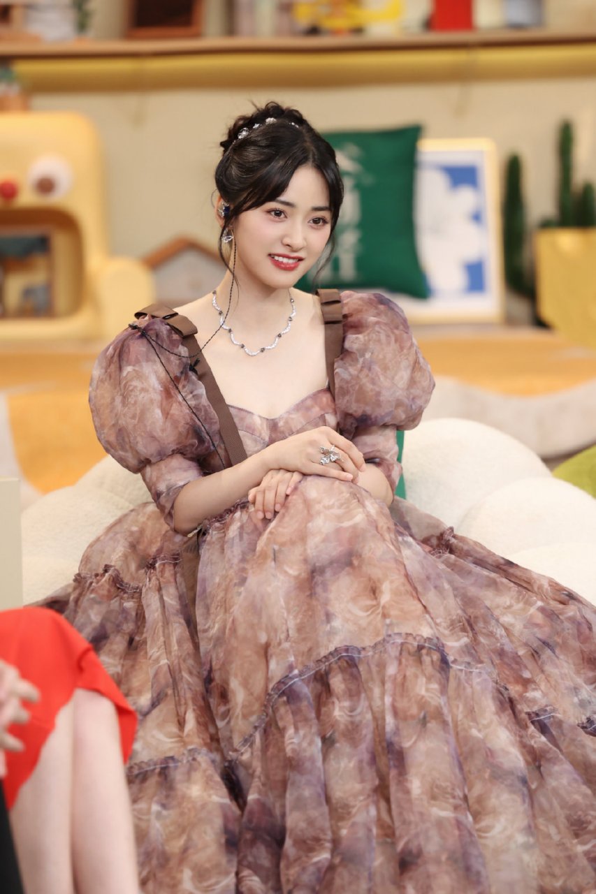 沈月扎染公主裙#  沈月综艺造型随拍07 身着浅棕扎染公主裙在红毯