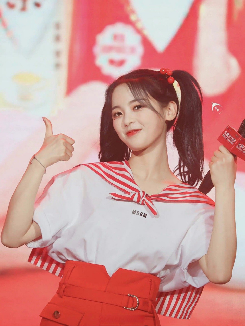 杨超越杨超越双马尾造型好适合她呀,轻松驾驭!