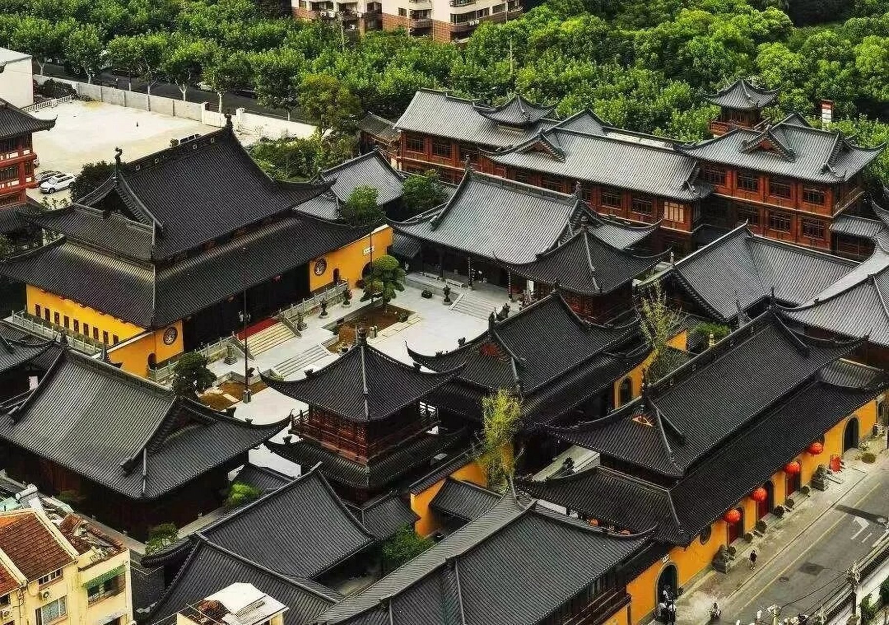 上海三大名刹之一:玉佛禅寺 玉佛寺位于上海市普陀区安远路170号 因寺