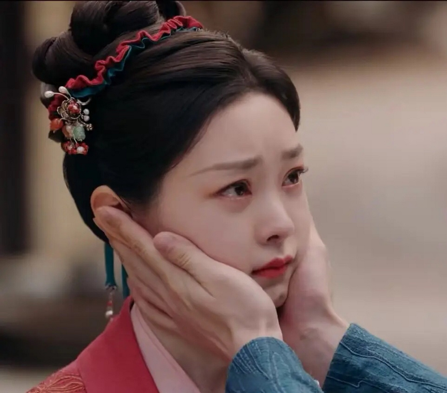 宋轶在长风渡里的某些角度好像jennie,两个人都是短脸猫相.