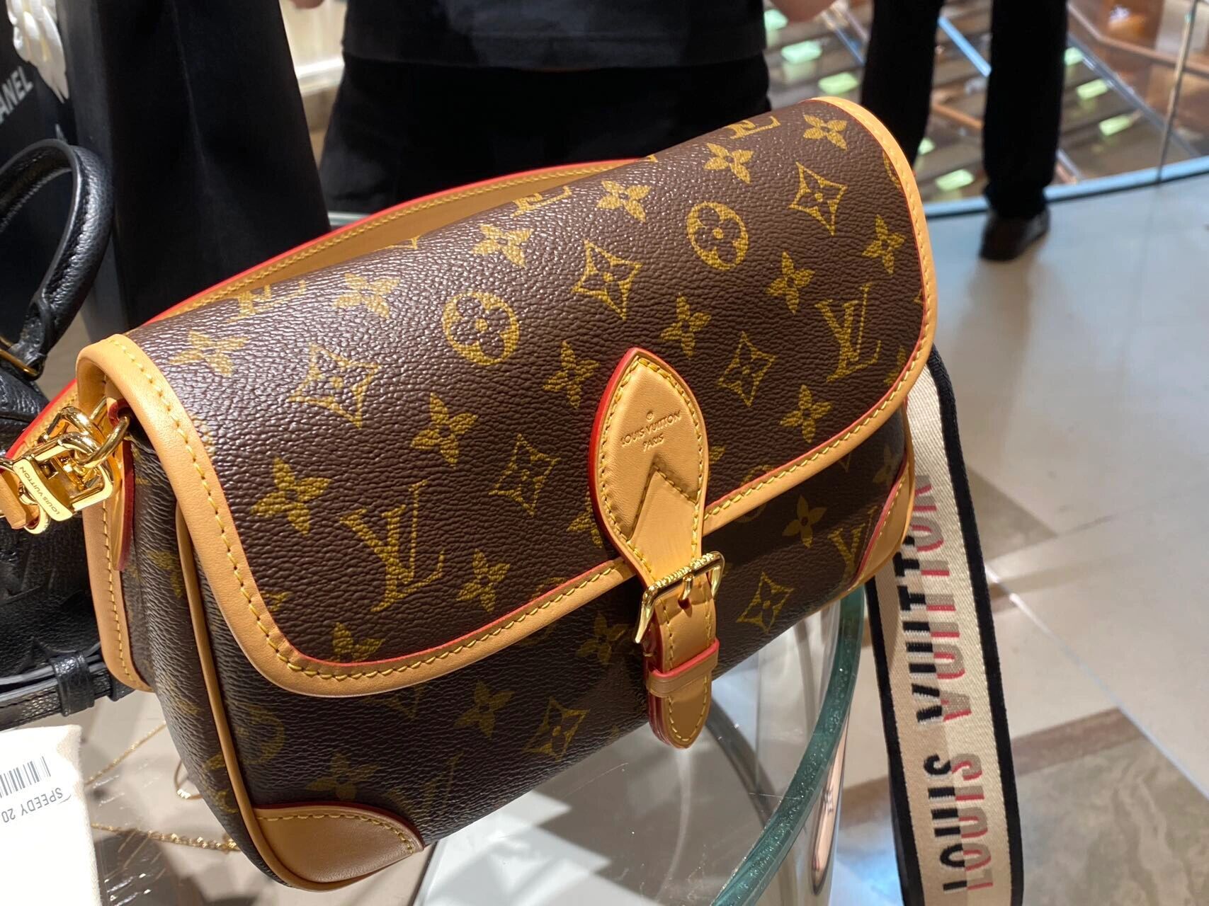 国内现货 lv speedy20 好百搭的两款包 speedy20奶茶色和黑色肩带都有
