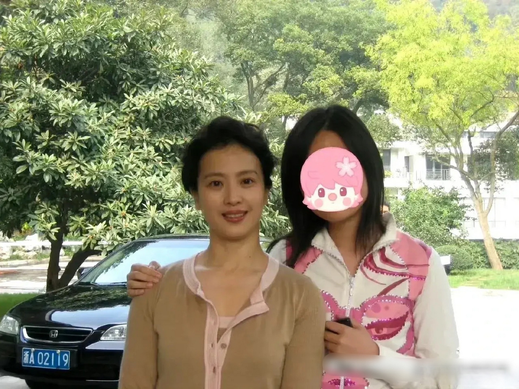 刘亦菲的妈妈真的很有气质,50岁和年轻人合照能这么美的真的没几个