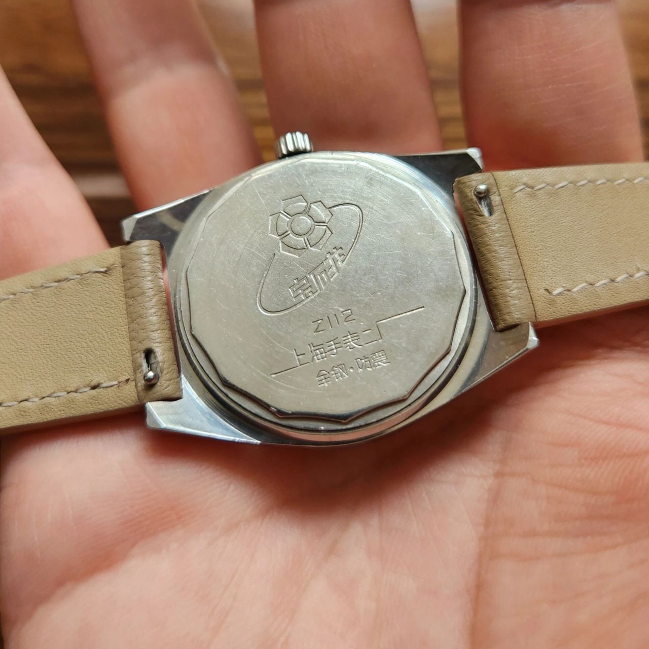 上海手表二厂 宝石花牌老手表 70年代生产,少见拉丝花纹盘面,9品,无