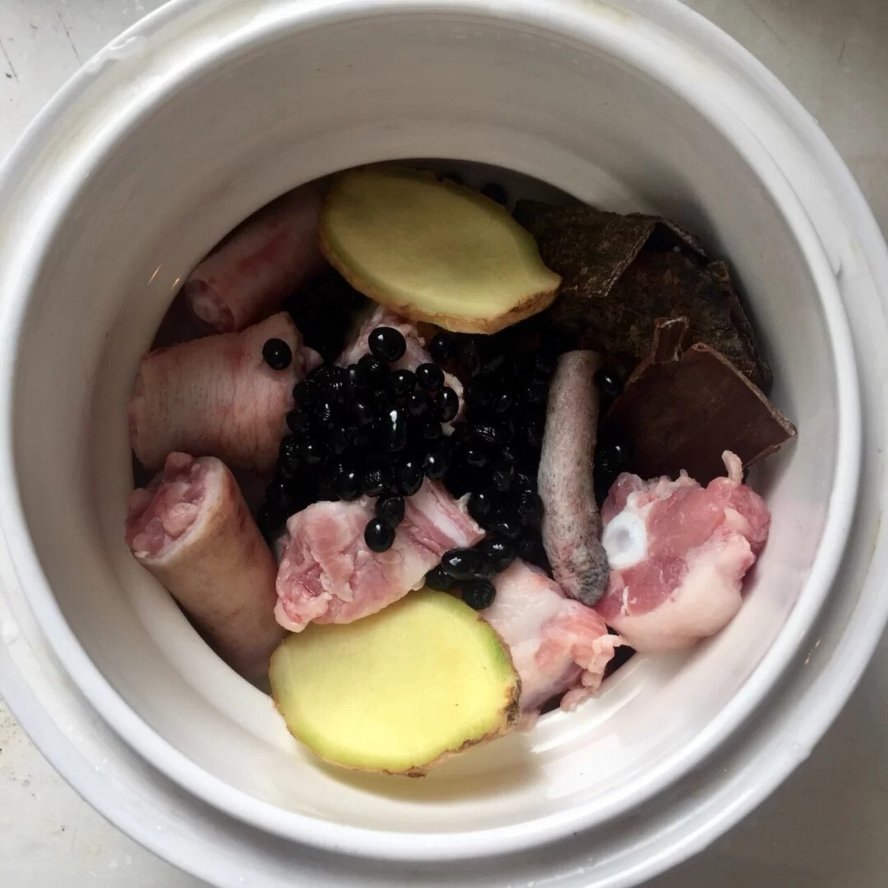 男女补肾强腰抗衰——杜仲黑豆猪尾汤 今天分享的汤普其实很简单适合