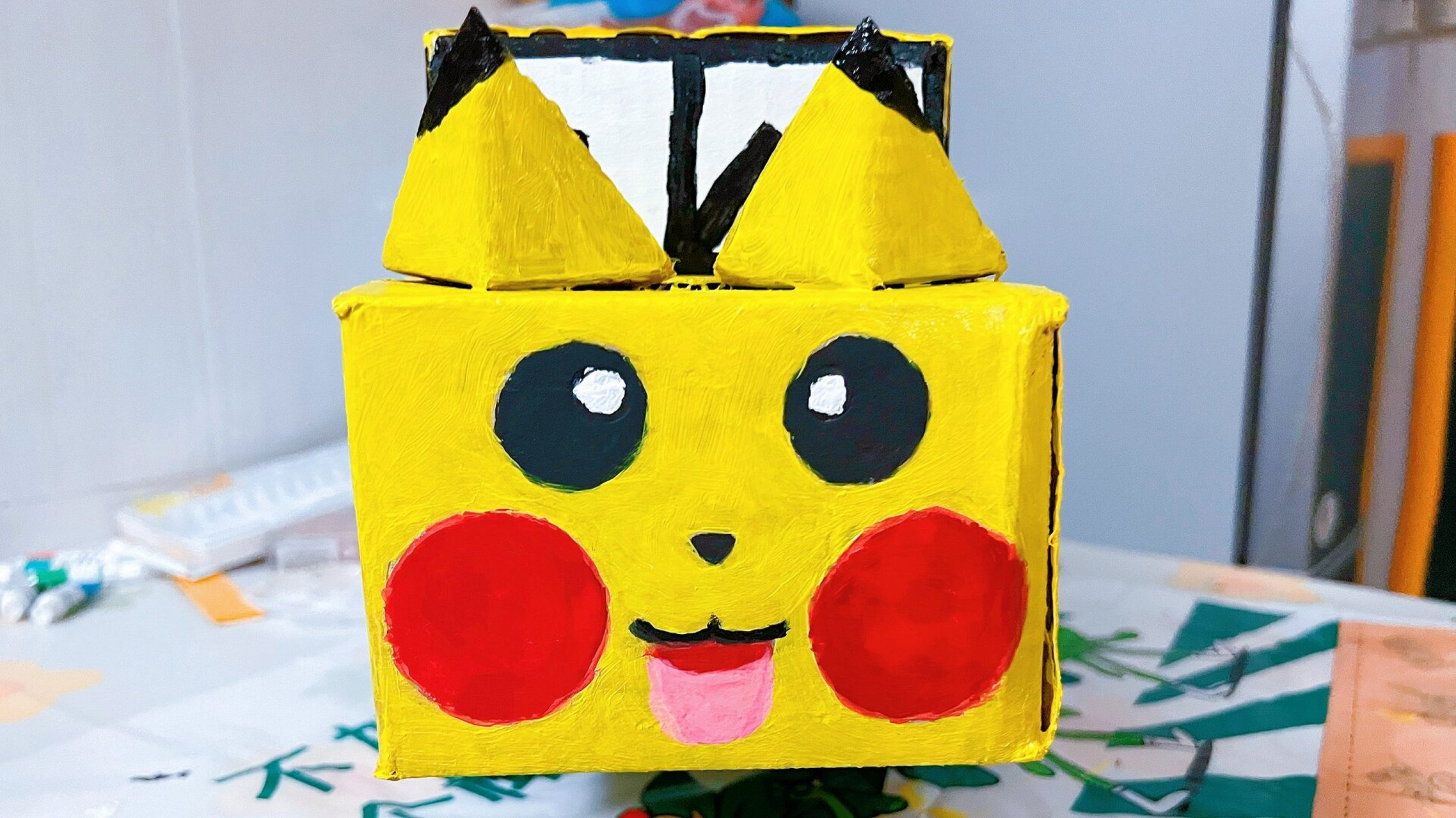 又来幼儿园作业,亲子制作车子,我们选了校车加上皮卡丘元素,用纸箱子