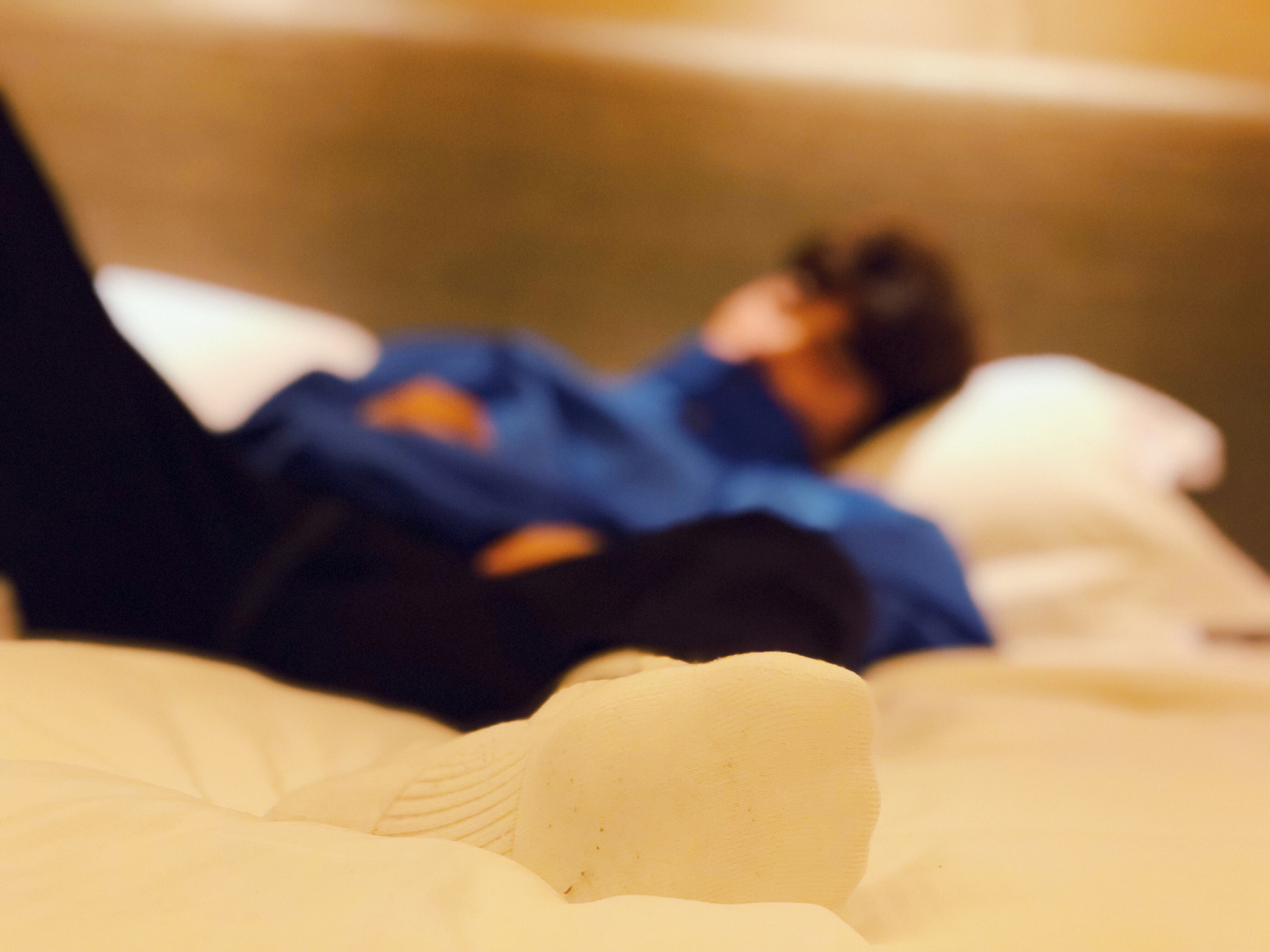 晕倒在床上的白袜少年 为什么少年,晕倒在床上呢?