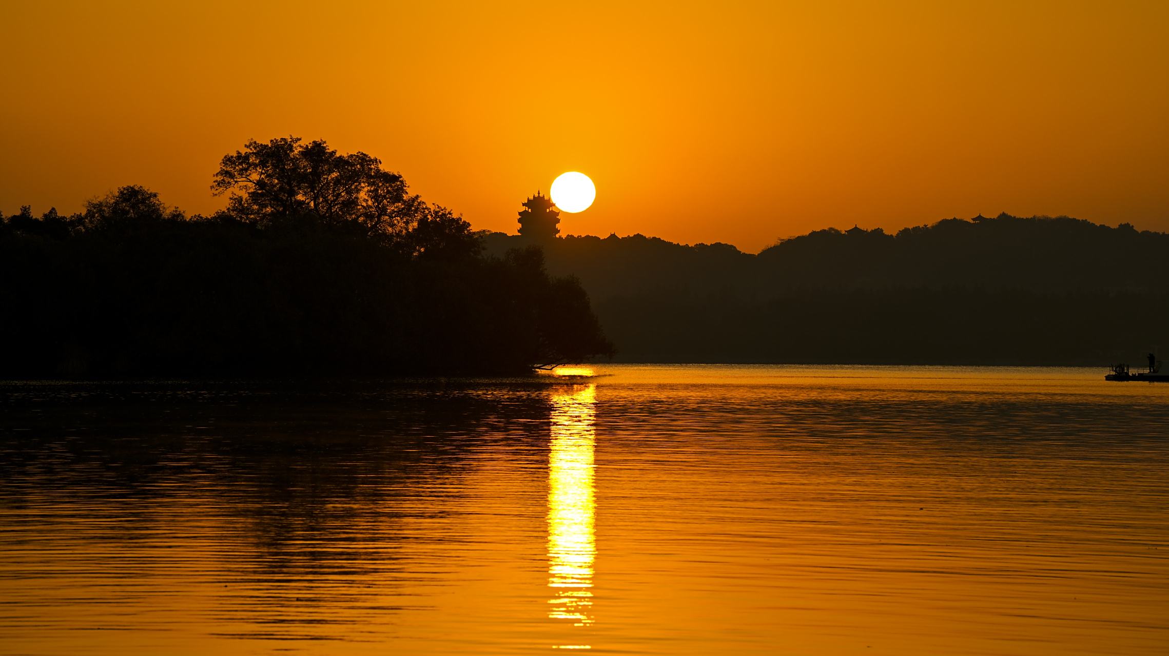 寻冬#《组照苏堤日出》初冬清晨,一轮红日绕着城隍阁徐徐升起,红色