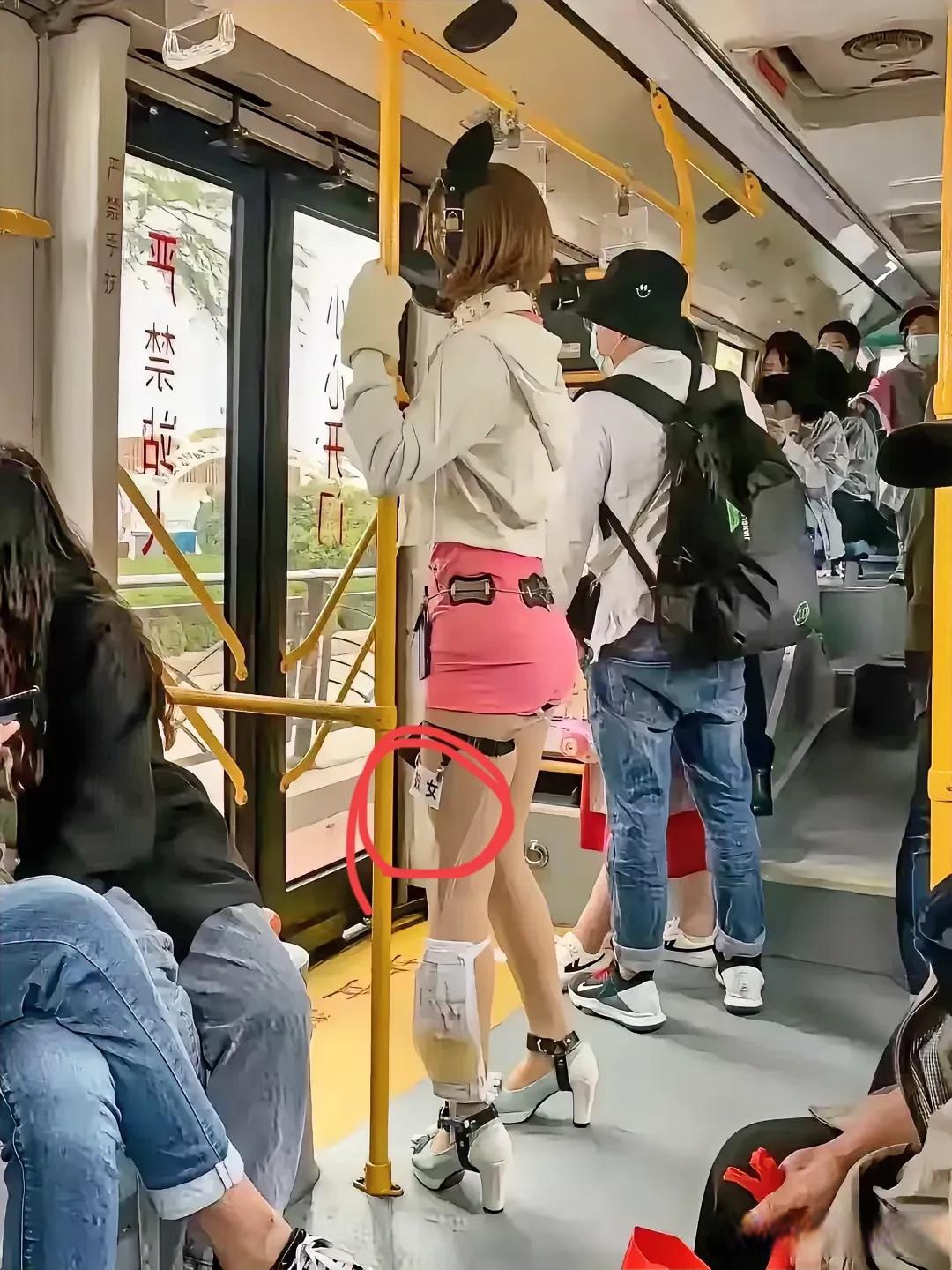女子公车上露纹身,大胆展个性风采,引爆超热议!惊喜!