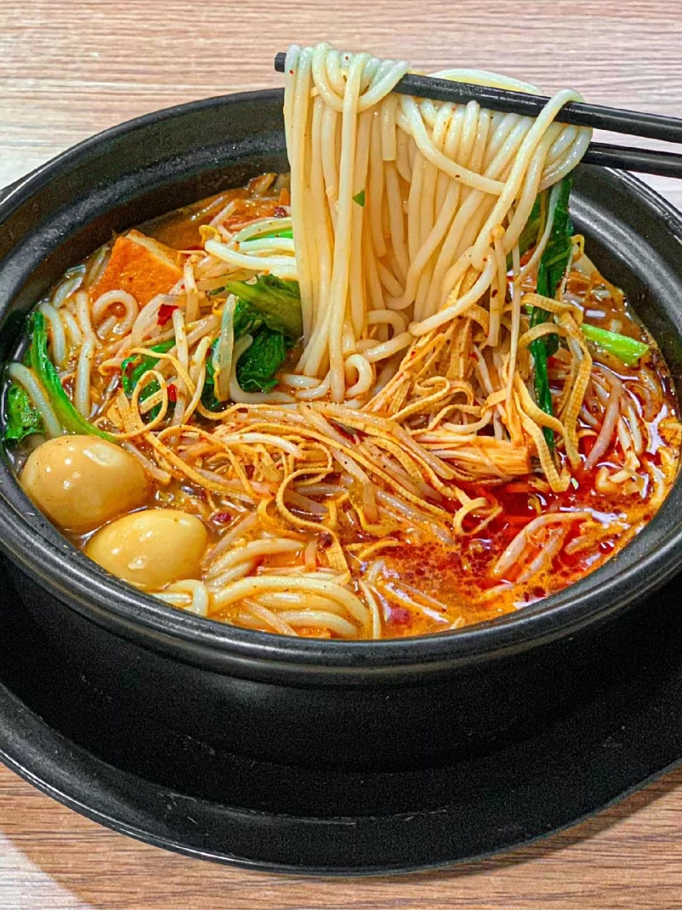 过桥米线由汤料,佐料,主料和主食四部分组成,独特的制作方法使得每一