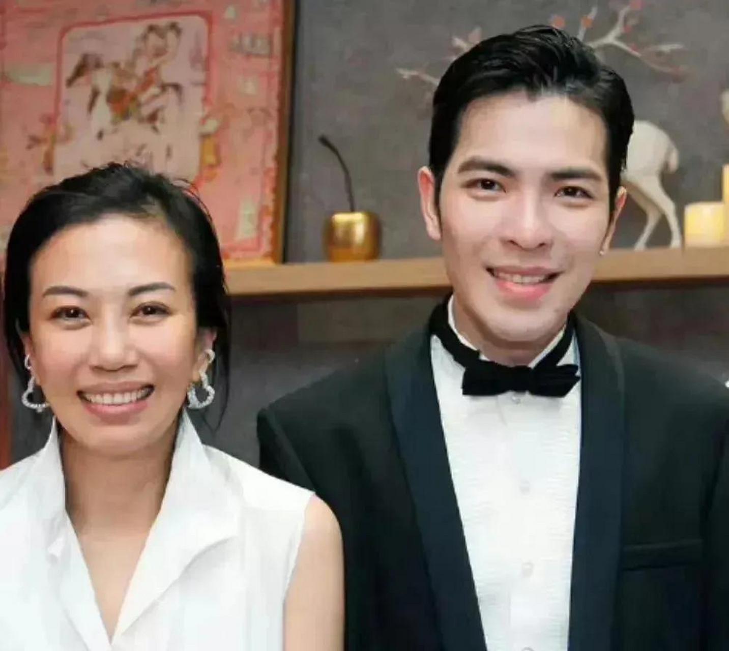 到底是大女人,萧敬腾和他的妈妈老婆同框时,感觉不到她对他的依赖!