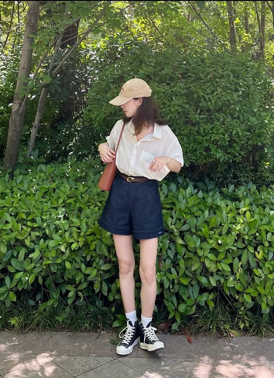 简简单单的白衬衫和牛仔短裤, 搭配一双高帮帆布鞋, 一下子就不一样了