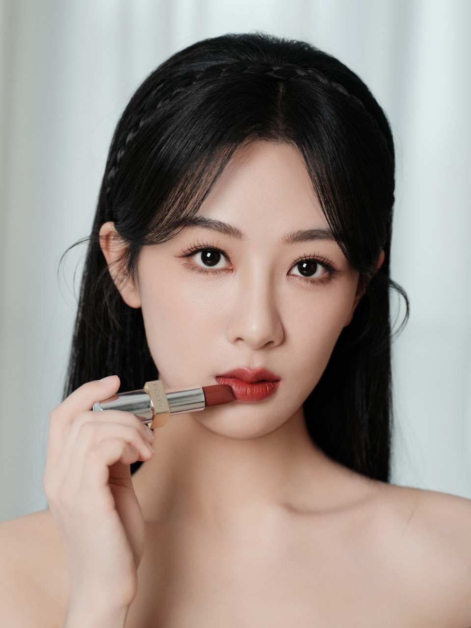 杨紫超话#微博之夜# boss杨紫 迟来的今夜妆容解析:着唇一抹红棕,美