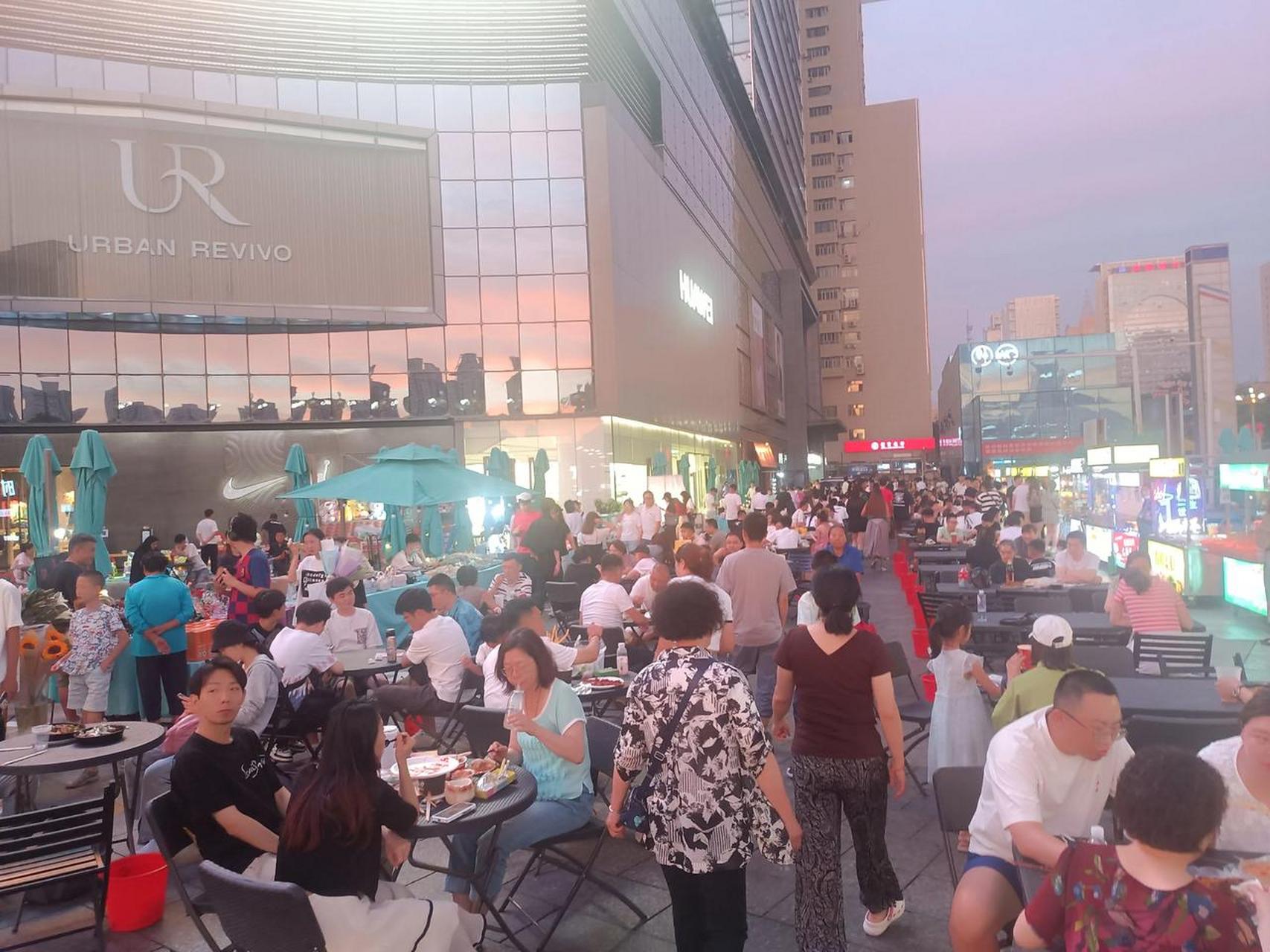 乌鲁木齐头条 乌鲁木齐ccmall时代广场的夜市,生意不错,可以入列