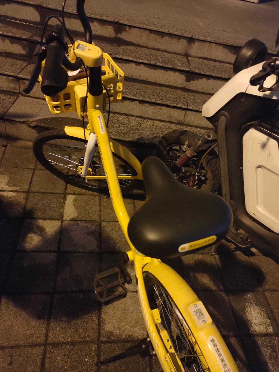 不懂就问:新版小黄车的车锁在哪里 黄篮子的美团新小黄车,关车的时候