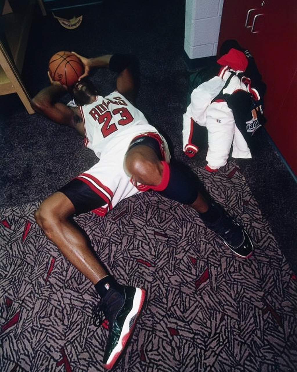 96年nba总决赛公牛夺冠,乔丹泪洒现场 1993年夺冠后,乔丹的父亲遭到